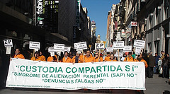 monos naranja